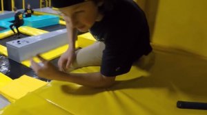 ПРЫЖКИ НА БАТУТЕ С САМОКАТОМ | ВЫБИЛ ЗУБЫ!? | КАК СДЕЛАТЬ БАТУТНЫЙ ТРЮКОВОЙ САМОКАТ