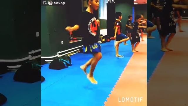 Детская тренировка по кикбоксингу. Разминка. Fight Club GLADIATOR