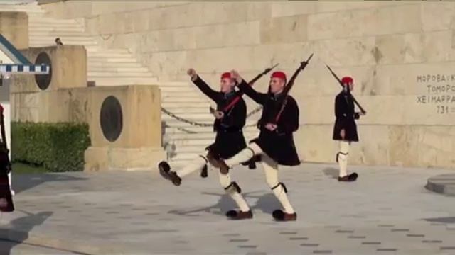 Афины СИНТАГМА, смена караула у здания парламента смотреть онлайн