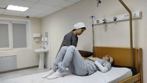 Методика присаживания пациента через паретичную сторону