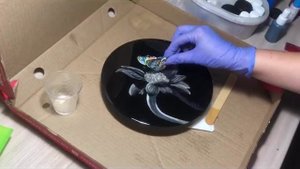 Цветок в эпоксидной смоле и бабочка