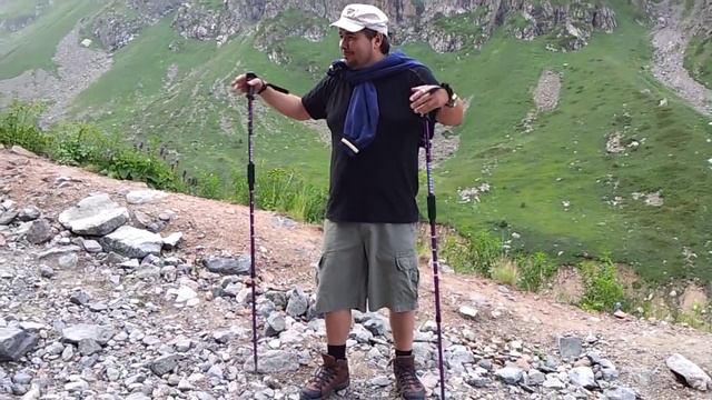 Пастор и овцы Максимов в горах