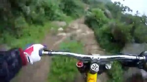 Спуск с горы на велосипеде с крепкими нервами
