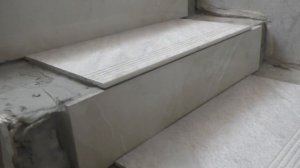 Начало укладки керамогранита на ступени .