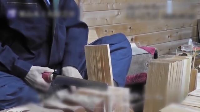 Японские Плотники расщепляют древесину. Угадай зачем?