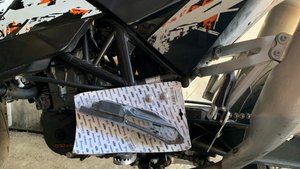 Ktm 690 sm замена слайдера цепи на маятнике