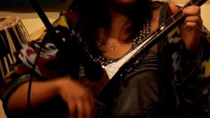 Navruz: Tanovar played in dutar by Afghani Uzbek girl Тановар дутор