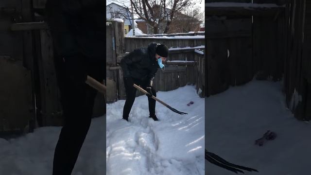 САМЫЙ ЭФФЕКТИВНЫЙ СПОСОБ ПОЧИСТИТЬ СНЕГ смотреть онлайн