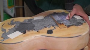 Арт объект из старой сломанной гитары Art object from an old broken guitar