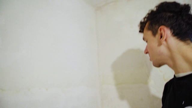 VLOG РЕМОНТИРУЕМ СТАРЫЙ ДОМ: СОБИРАЕМ МЕБЕЛЬ ИЗ HOFF, утепляем окна, готовим кухню к покраске смотреть онлайн