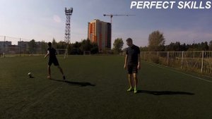 Обыгрыш корпусом - надёжный способ обвести игрока | Дриблинг 1 на 1 в футболе, обучение