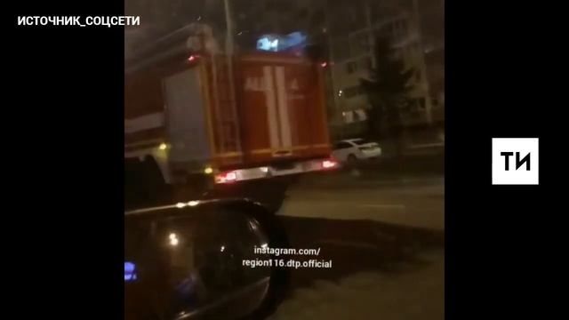Ночью в Казани легковушка перевернулась на крышу, пострадали два человека смотреть онлайн