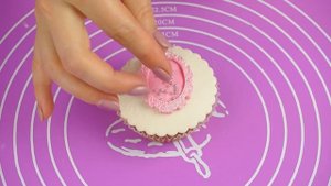 Украшение капкейков мастикой. Как украсить кексы для девушки