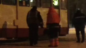 трамвай сошел с рельс. как ставят на место?