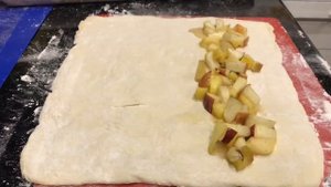 Слоеный рулет с яблоками. Из слоеного теста. Самые простые рецепты.
