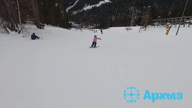 Марианна на горных лыжах в Архызе. 5 лет ребенку и вот какие успехи смотреть онлайн