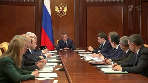 Дмитрий Медведев призвал объяснять людям, что означает переход на цифровые документы