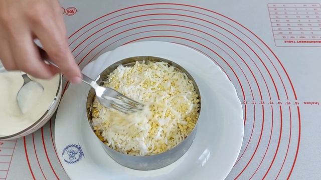 Салат з маринованими грибами і курячим філе