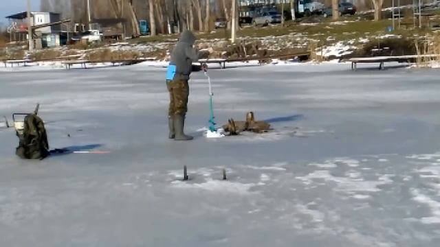 Зимняя рыбалка 2017. Ловля Окуня и Карася смотреть онлайн