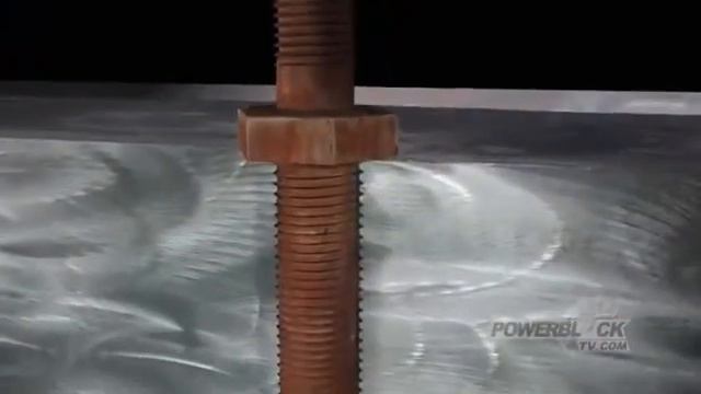 Cómo quitar los tornillos gripados de un motor con WD 40 Specialist смотреть онлайн