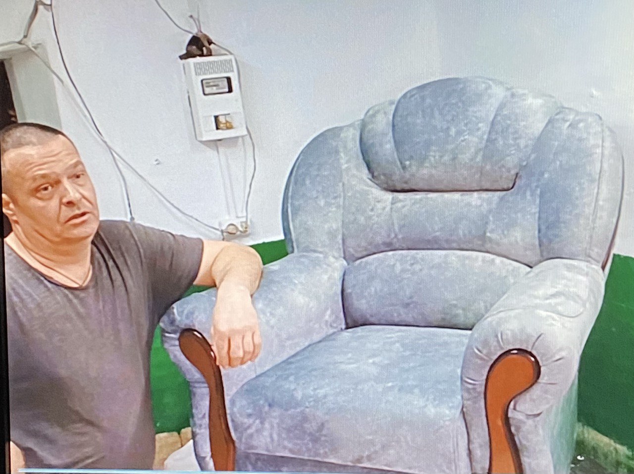 Преображение старого кресла: перетяжка и реставрация
