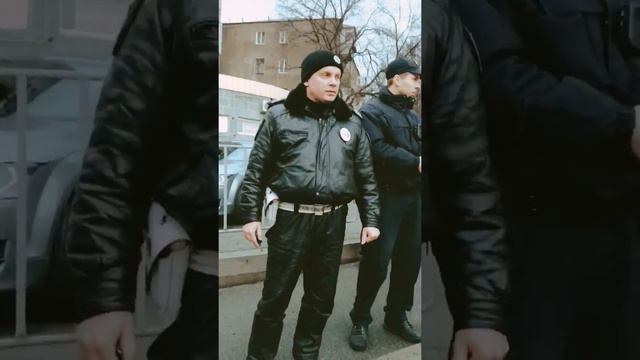 Милиционер который сопровождал львовский мусор в Днепр. смотреть онлайн