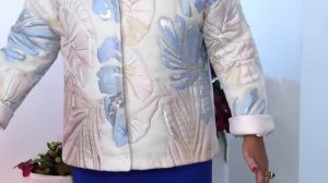 Куртка на синтепоне из органзы. С цельнокроеным рукавом и воротником-стойкой. Обзор готового издели