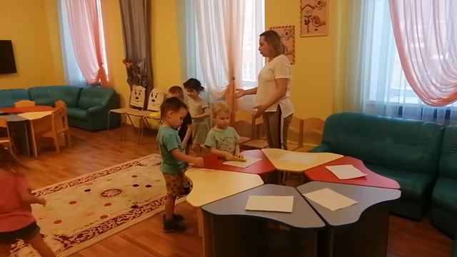 Дидактическая игра для детей 2 младшей группы "Волшебная полянка". смотреть онлайн