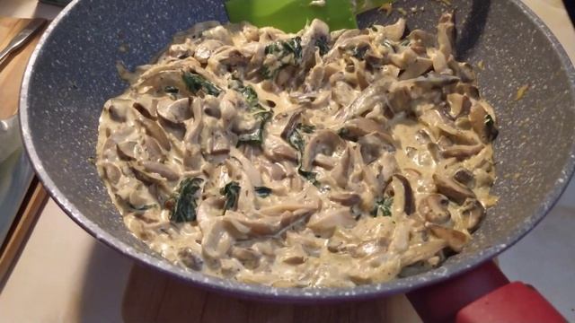 Запеканка из картофельного пюре с баклажаном,сыром, грибами со шпинатом в сливках под специями.
