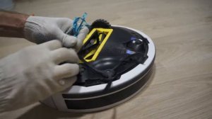 робот пылесос ILIFE 7 намотал на колесо шнурок