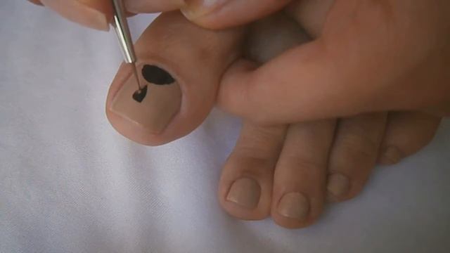 Педикюр в бежевом цвете с лункой смотреть онлайн