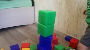 Играем большими кубиками, строим башню!!!!