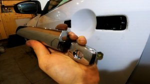 Снимаем дверную ручку передних дверей с замком Nissan Almera 2012-2018год