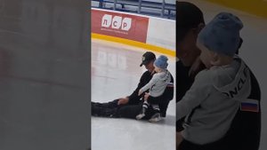 Годовалый сын Плющенко сделал первые шаги на льду