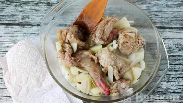 Жаркое из кролика в сметане в духовке