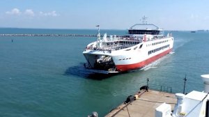 Паром "Победа" швартуется в порту Крым. 09.2015