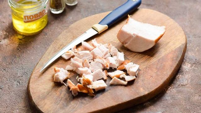 Салат Красотка с копченой курицей и грушей