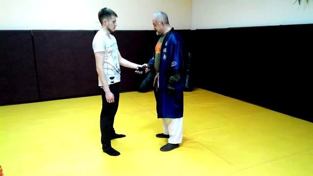 захват за руку освобождение в стиле кунг фу