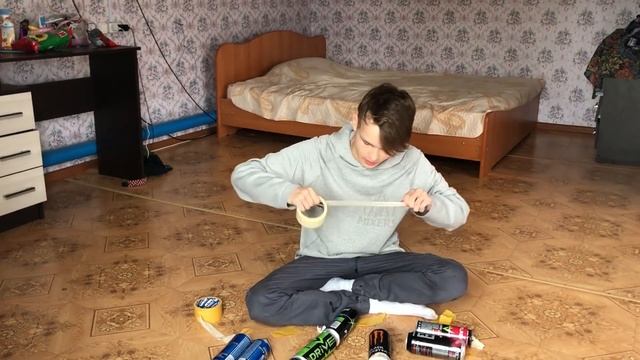 ДЕЛАЮ ОРУЖИЕ из ЭНЕРГЕТИКОВ??! смотреть онлайн