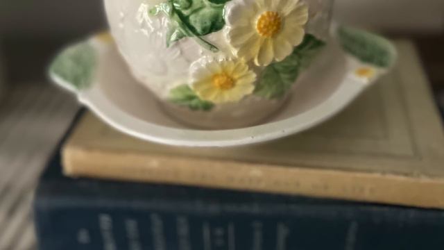 Incredible Thrift Flips Hiding in My Stash... using White Swan DIY Paint смотреть онлайн