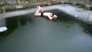 Как правильно прыгать в заледенелый бассейн