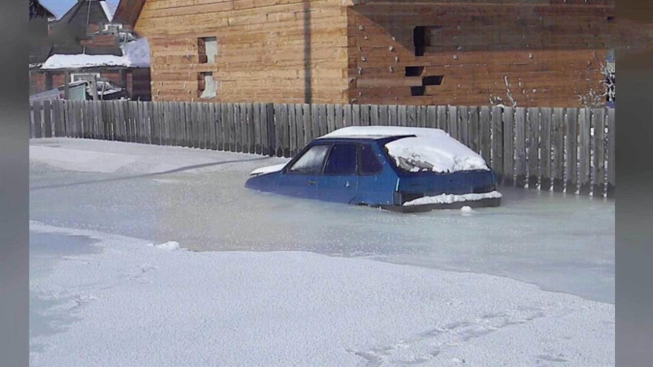 В алтайском селе в трескучие морозы начался паводок
