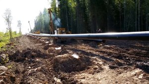 140-метровый дюкер. Протаскивание на болоте для стыковки.