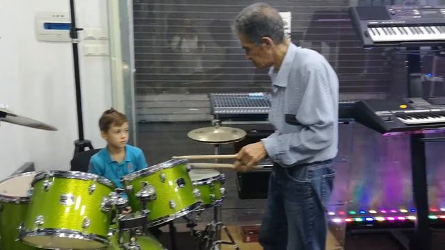 Энис учится играть на барабанной установке в Алжире. смотреть онлайн