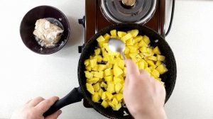 Как просто и быстро приготовить картошку с тушенкой (на сковороде).