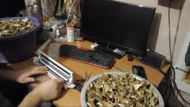 Сушеные грибы пакуем на хранение вакууматором