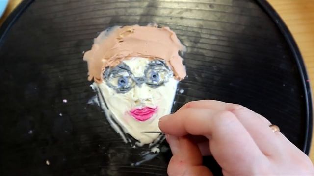 Лепим лица людей. ЭМОЦИИ. С помощью ложки и иголки.  Мелкая моторика. Урок лепки. Детский канал. смотреть онлайн