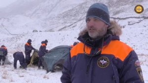 В горах спасатели МЧС провели тренировку по спасению пострадавшего