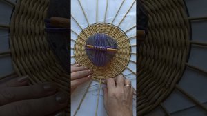 Круглая корзиночка Ч2 Подготовка к плетению стенок - Замена стоек. Поднятие стоек #плетениеизлозы