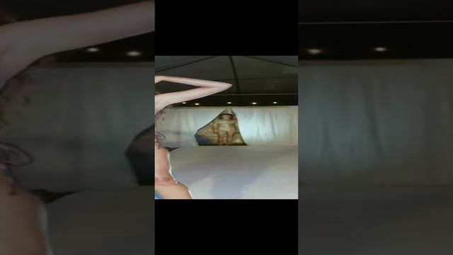 Вышла модель и порадовала своими формами